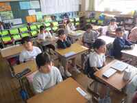 そうじをするよさについて考えています(1年2組)