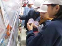 賞品を選んでいます