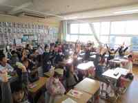 高くあがったハンカチとティッシュ