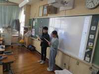 説明をする保健委員の大東っ子