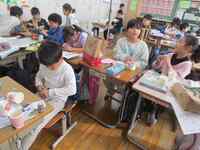 おもちゃ作りに励んでいます