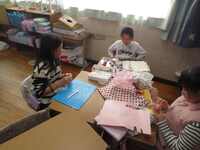 おもちゃ作りに励んでいます