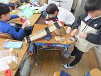 おもちゃ作りに励んでいます