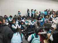 楽器を準備しています