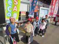 郵便局前で順番を待っています