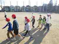 6年生が1年生の送迎を行います