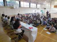 先生たちの紙芝居に聴き入っています