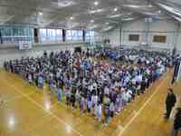 校歌の歌声が体育館に響きます