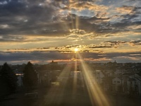 雲の上から昇る太陽