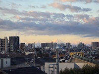 朝日に照らされる富士山
