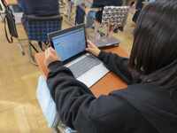 タブレットを使って解答します