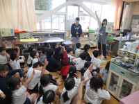 クイズに答えています