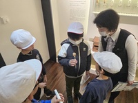 頭を手にとって見ています