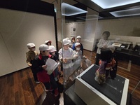 人形の展示を見ています