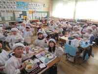 笑顔で会食(3年生)