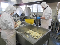 野菜の下処理をしています