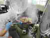 炊きあがったごはんを混ぜています