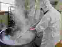 揚げ物をつくっています