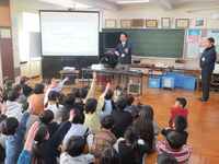 クイズに答えています