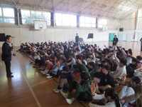 クイズに答えています