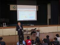 スライドや動画を使って話してくれました