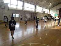 アイマスクをつけて歩きます