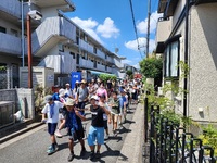 協力して山車を引きます