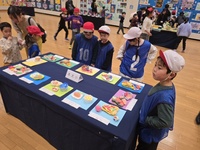 作品を鑑賞しています