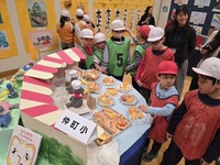 作品を鑑賞しています