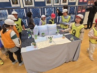 作品を鑑賞しています