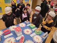 作品を鑑賞しています