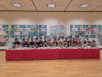 大東小学校の作品の前で記念撮影