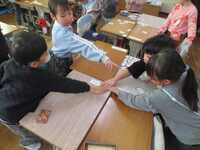 最後の1枚にみんなの手が・・・