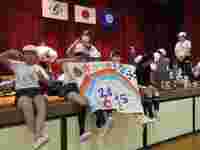 クラスの旗を持って応援