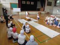 お手本を見てみんなで学びます