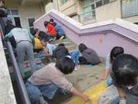 蹴込みの部分にペンキを塗ります