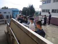 手すり壁にもペンキを塗ります