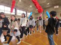6年生入場(1年生と一緒に)