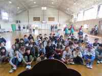 芝居を集中して聞いています