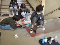 階段で撮影中です