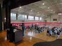 決められた所作で受け取ります