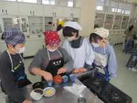 お茶を入れています