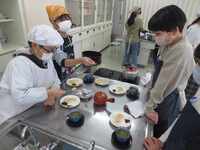 お皿に盛り付けています