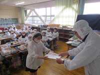 たくさん出してくれたで賞表彰(3年2組)