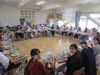 輪になって食べました(6年4組)