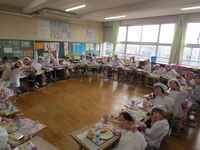 輪になって食べました(2年4組)