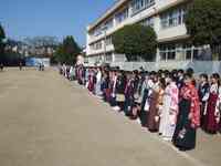 在校生の前に整列した6年生
