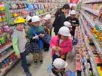 電卓で計算しながら予算内で買い物をします