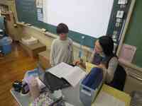 通知表を渡しています