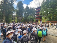 五重塔前から東照宮見学のスタートです。